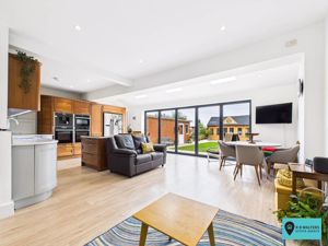 Kitchen/Diner/Family Room- click for photo gallery